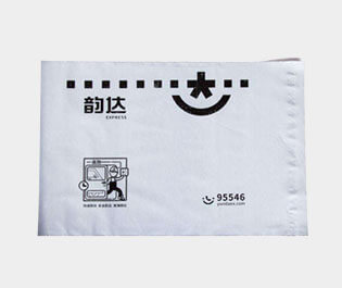 塑料快遞袋使用較多的是用聚乙烯材料做成，具有成本低，使用方便，防水性能好的特點(diǎn)。多用于運(yùn)送文件、單據(jù)、資料、貨物等所包裝用的袋子。又稱為速遞袋、郵寄袋、快遞打包袋。體輕，富有彈性，有良好的抗沖擊性，無毒、無味、防潮、耐腐蝕，環(huán)保性較強(qiáng)，并且回收力度較大。