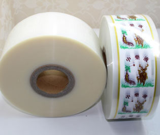 "食品復(fù)合膜是由PE等薄膜材料符合而成， 廣泛適用于包裝、食品、藥品等產(chǎn)品，具有環(huán)保、無臭無異味、熱封性能好、阻隔性好、遮光性強(qiáng)、耐油、強(qiáng)度高等特點(diǎn)。"