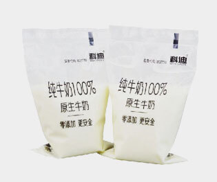 牛奶包裝袋是由三層或兩層共擠吹膜機(jī)生產(chǎn)而成。 成品膜印刷效果好，保香阻氧，安全衛(wèi)生，低碳環(huán)保，耐擠壓刺穿性強(qiáng)。