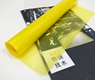 本公司采用三層共擠吹膜機(jī)，由內(nèi)層模體、中層模體、外層膜體組成，分別將三層共擠的膜體配方進(jìn)行配比，配三種不同屬性的合金擠出機(jī)，配套合適的高精度模具和德系風(fēng)環(huán)，均勻混合擠出，一次性吹制的薄膜。本公司設(shè)備吹制的防銹膜在不破損的情況下，使用壽命長，防銹能力強(qiáng)，成本低等特點(diǎn)。
